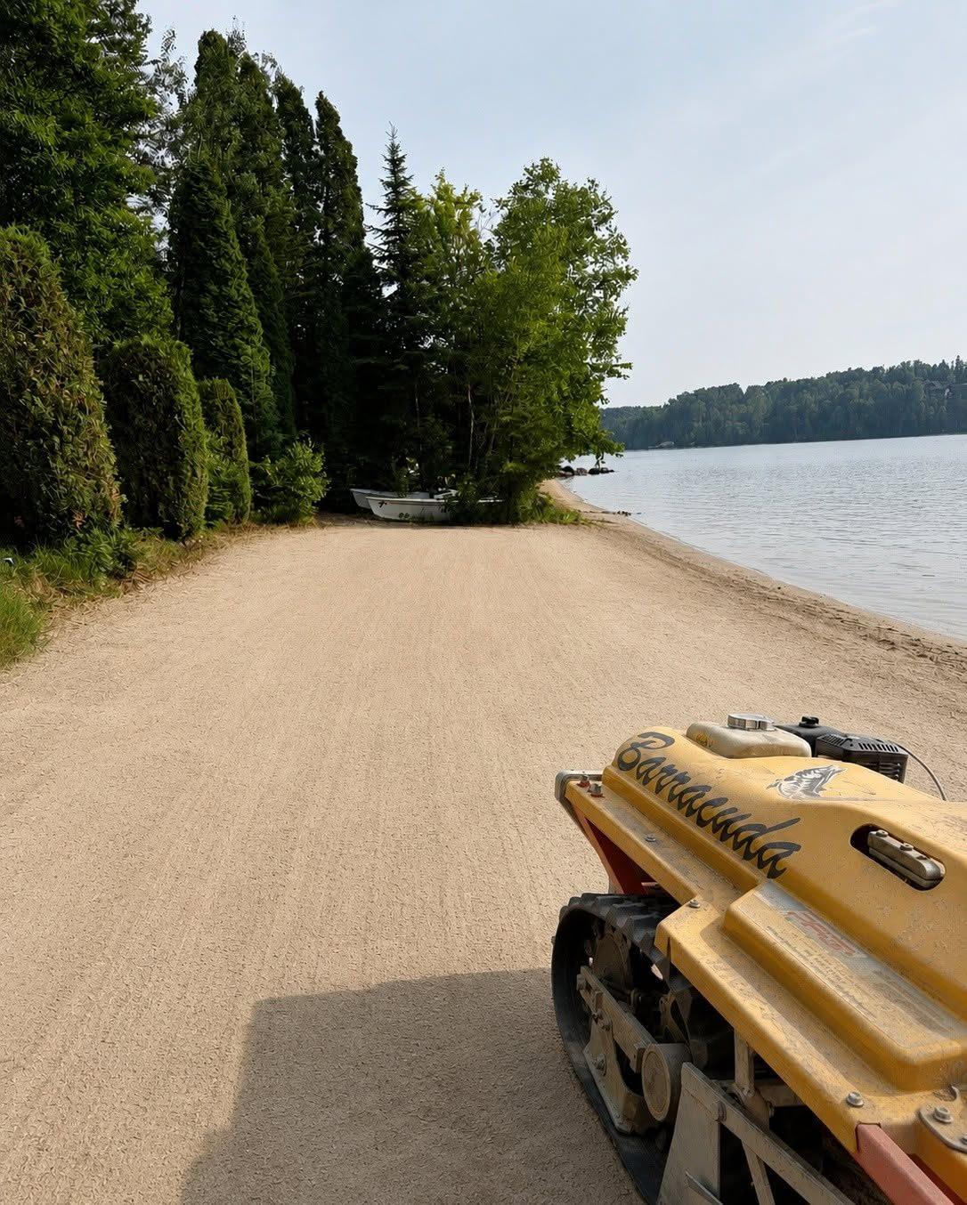 Le même bord de l'eau après l'intervention : sable fin, uniformément tamisé et nivelé jusqu'à la rive.